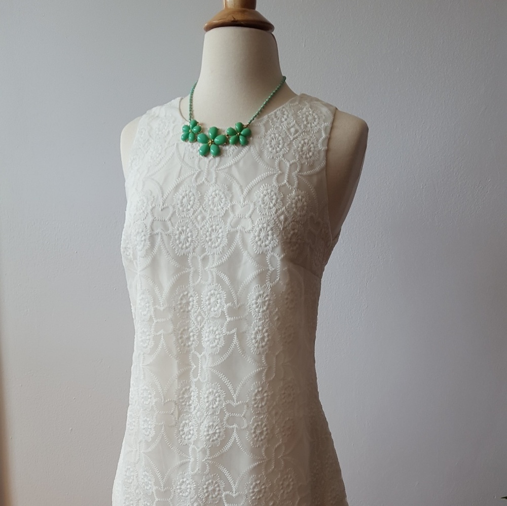 🛑SOLD🛑Whit embroidered dress with side pockets